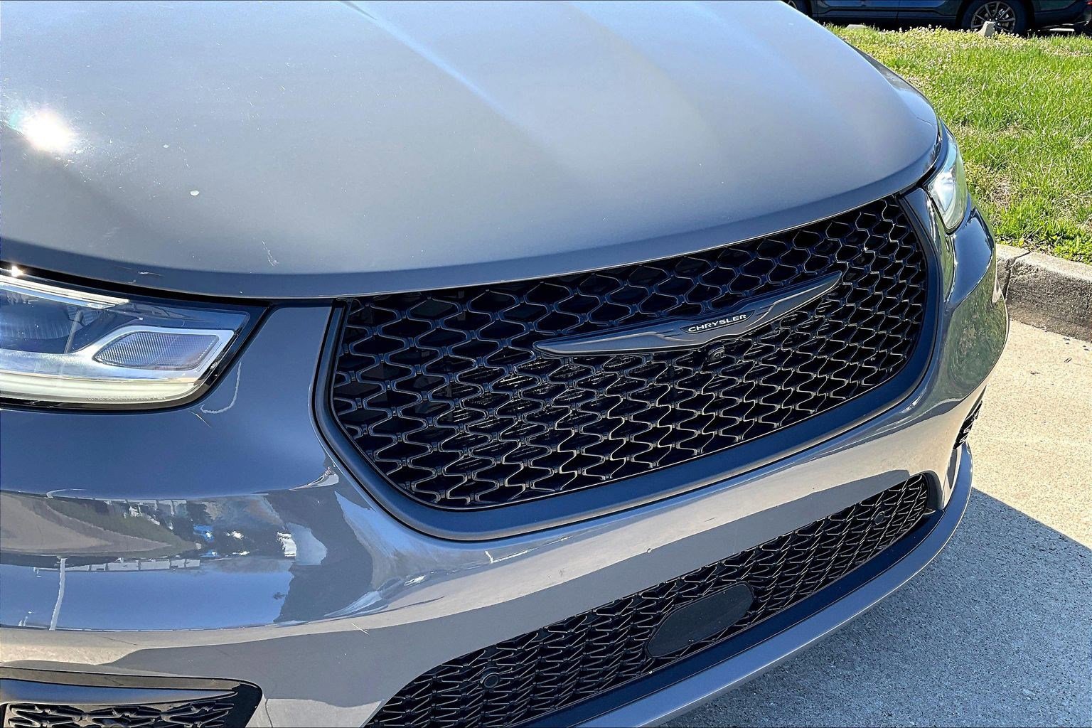 Used 2022 Chrysler Pacifica Limited w/ Uconnect Theater Family Group image 35