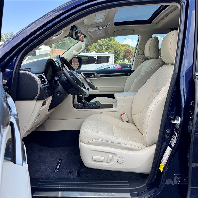 Used 2023 Lexus GX 460 Premium w/ Accessory Package AWD/4WD image 10
