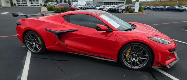 Used 2025 Chevrolet Corvette Z06 RWD image 9