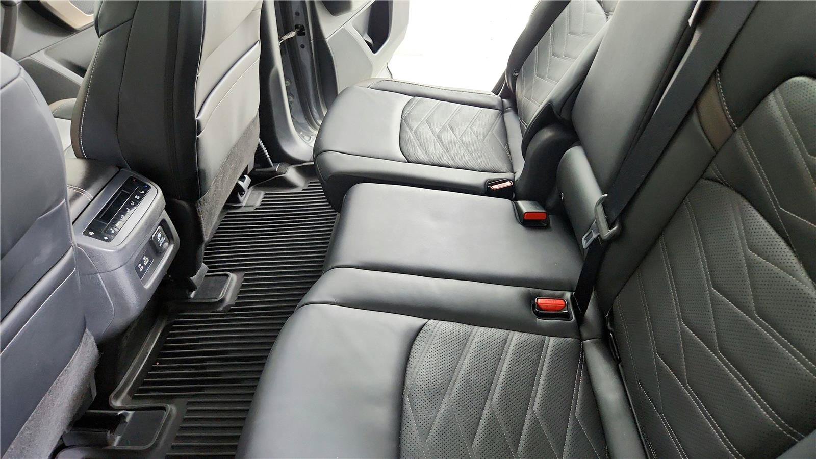 Used 2024 Nissan Pathfinder Platinum w/ Black Appearance Package AWD/4WD image 23