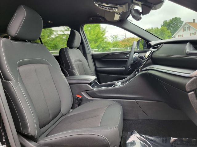 Certified 2024 Jeep Grand Cherokee Laredo w/ Luxury Tech Group I AWD/4WD image 24