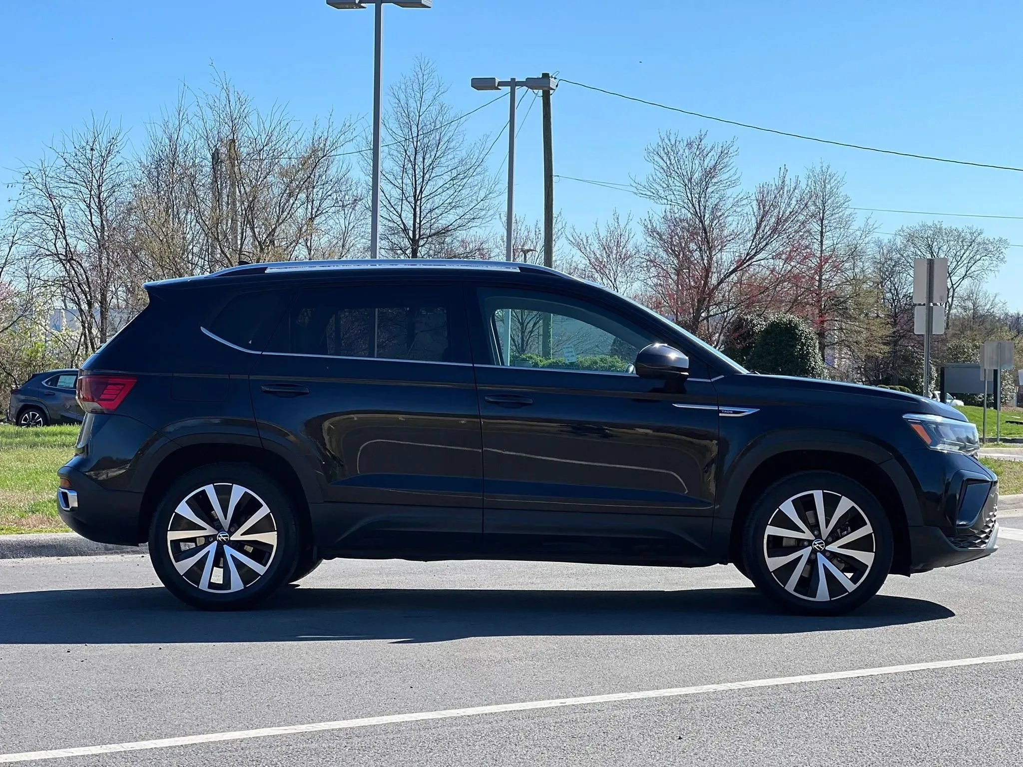 Used 2022 Volkswagen Taos SE FWD image 6