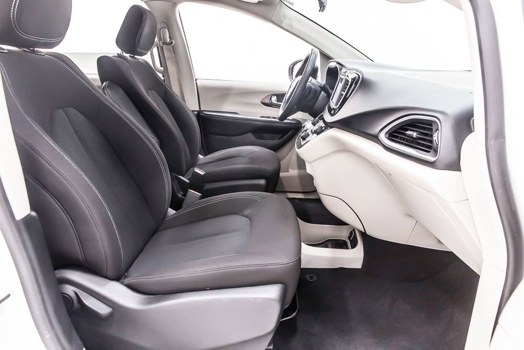 Used 2022 Chrysler Voyager LX image 31