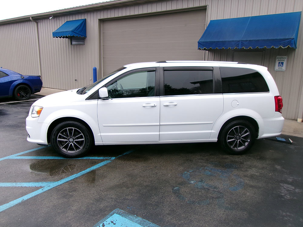 Used 2017 Dodge Grand Caravan SXT image 3