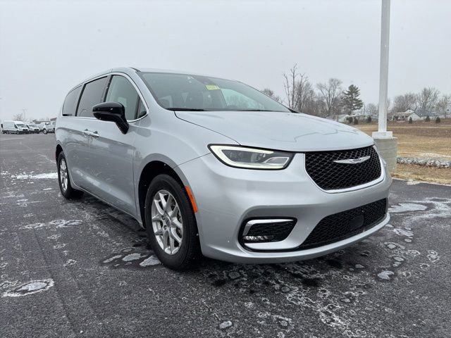 Used 2024 Chrysler Pacifica Touring-L image 1