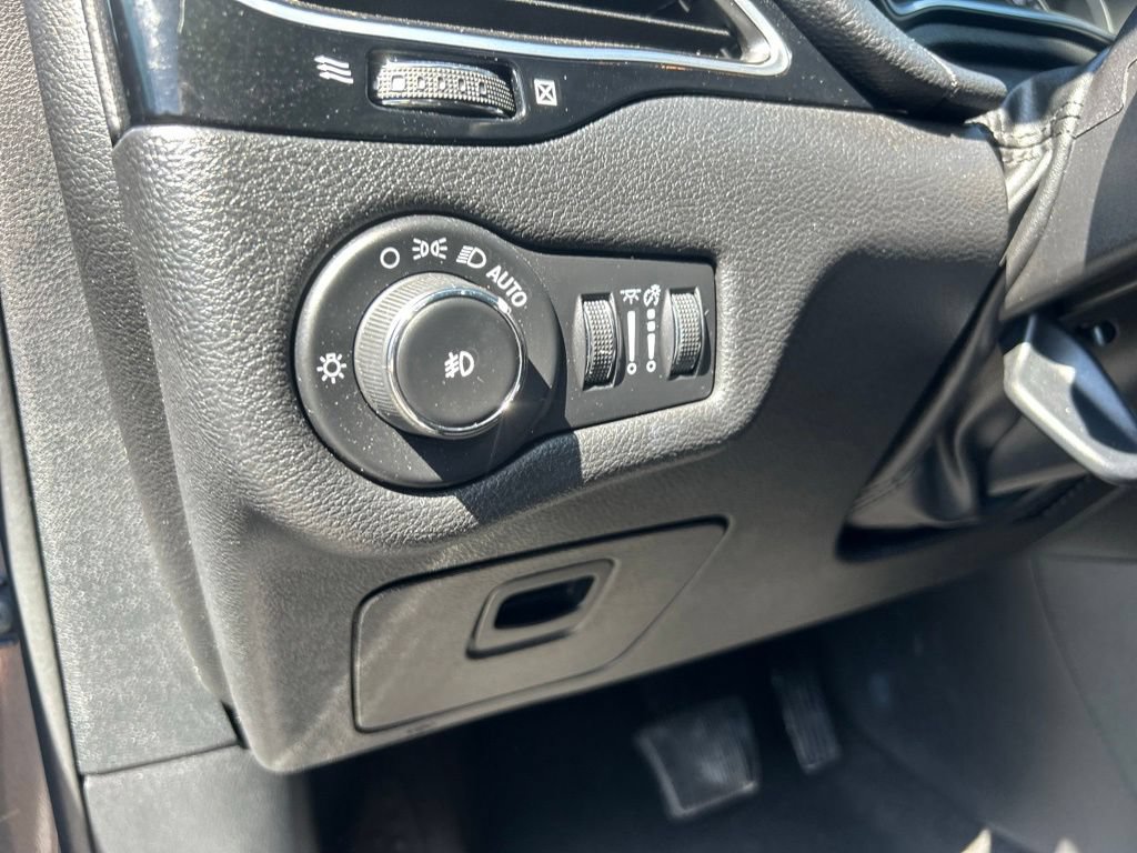 Used 2020 Jeep Cherokee Latitude Plus FWD image 17