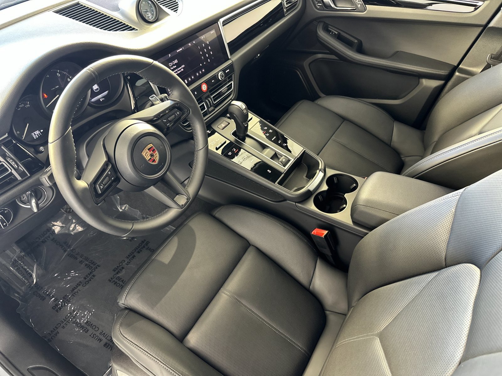 Certified 2026 Porsche Macan AWD/4WD image 4