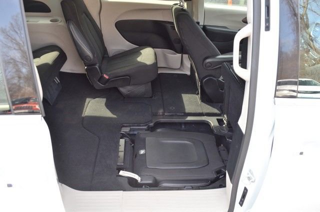 Used 2023 Chrysler Voyager LX image 34