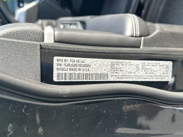 New 2025 Jeep Grand Cherokee Limited w/ Luxury Tech Group II image 28