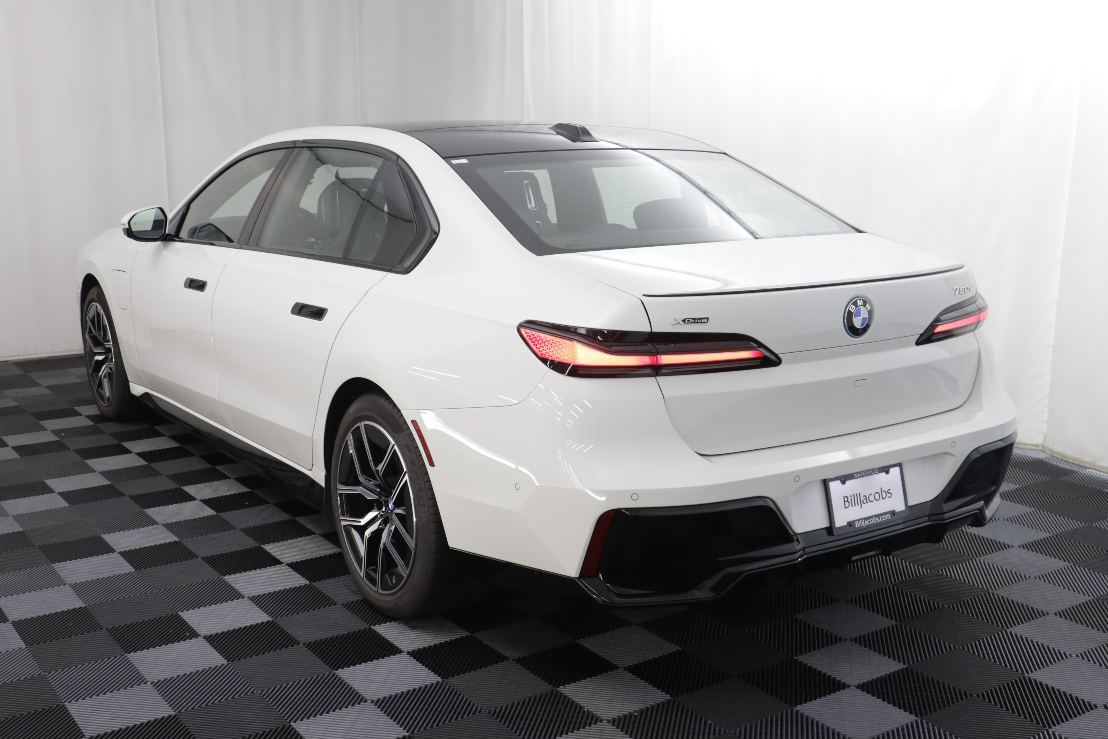Used 2026 BMW 750e xDrive w/ Autobahn Package AWD/4WD image 17