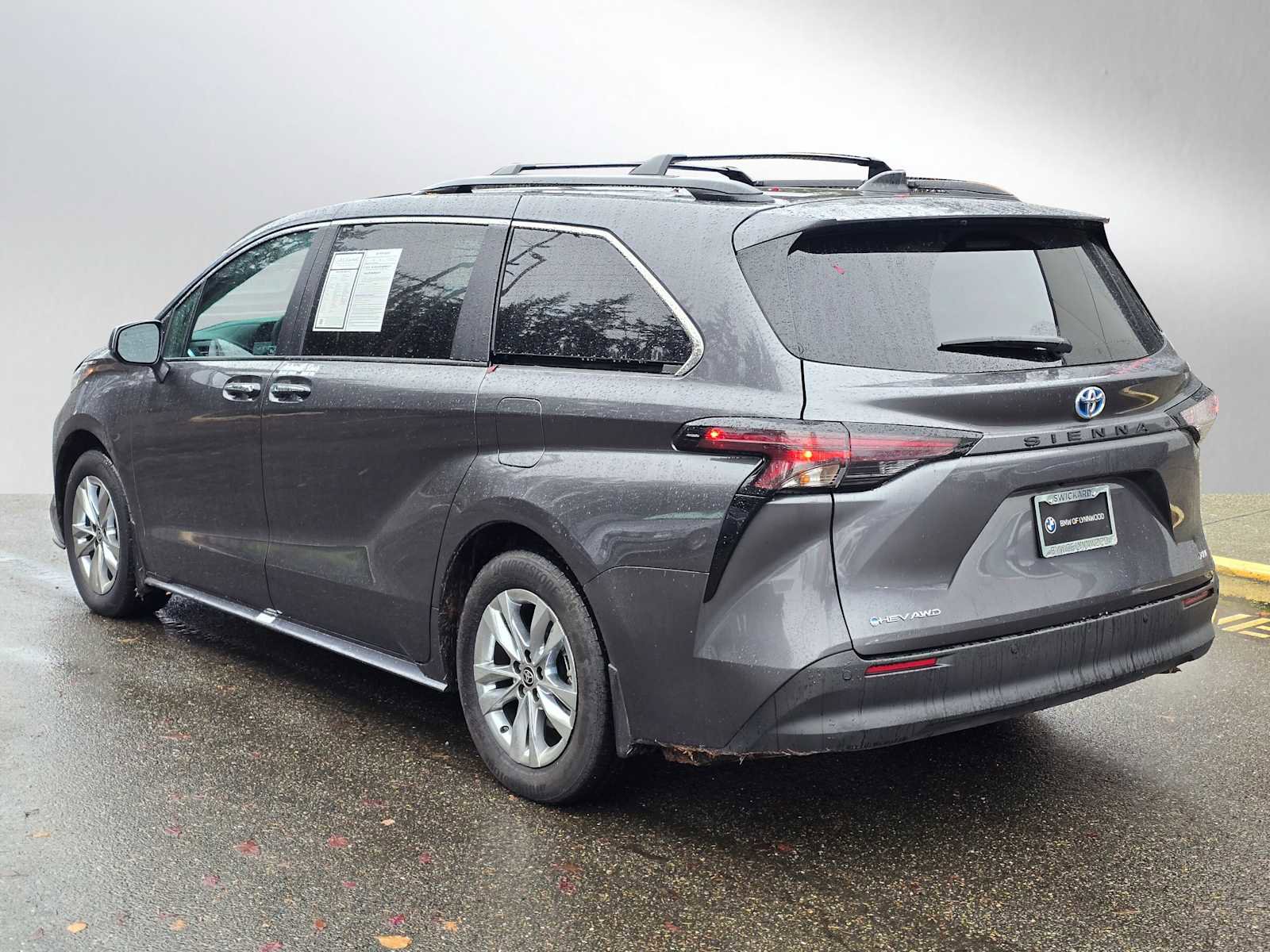 Used 2025 Toyota Sienna XLE image 5
