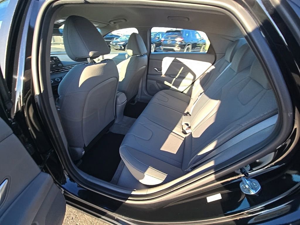 Used 2022 Hyundai Elantra SE image 24