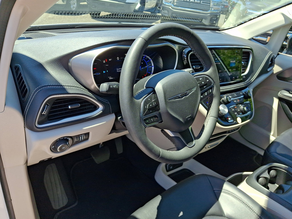 Used 2024 Chrysler Pacifica Limited FWD image 24