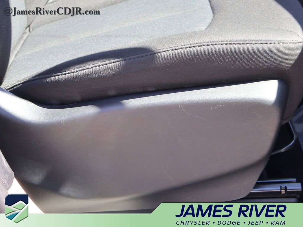 Used 2024 Chrysler Voyager LX image 10