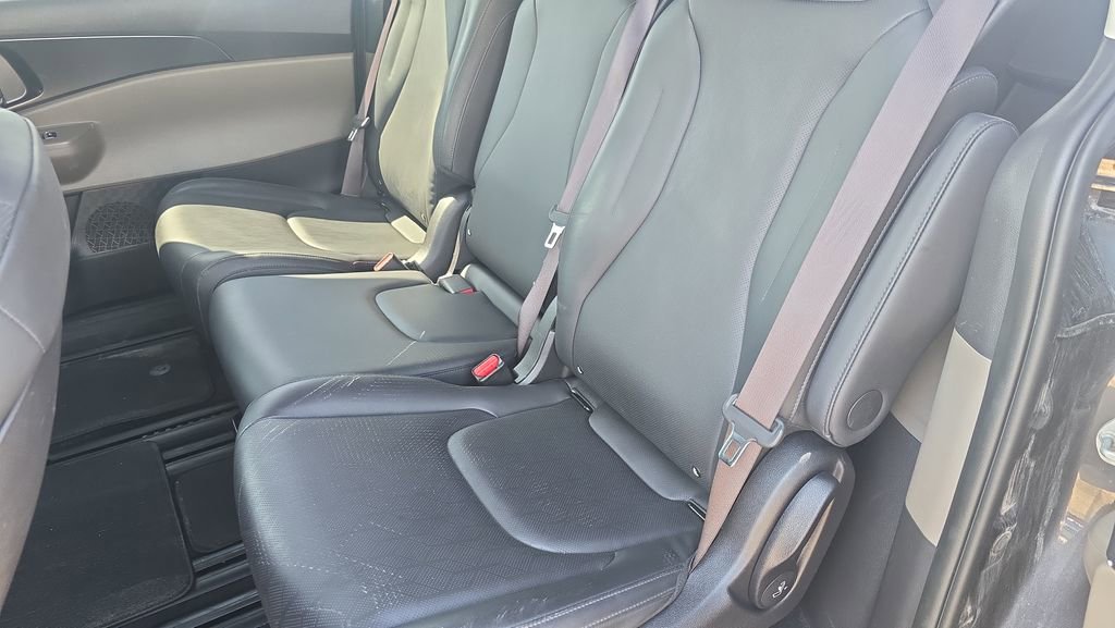 Used 2025 Kia Carnival FWD image 26