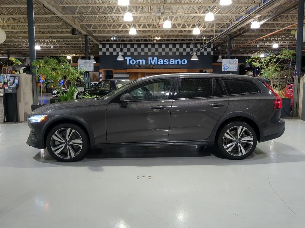 Used 2025 Volvo V60 B5 Cross Country Plus image 8