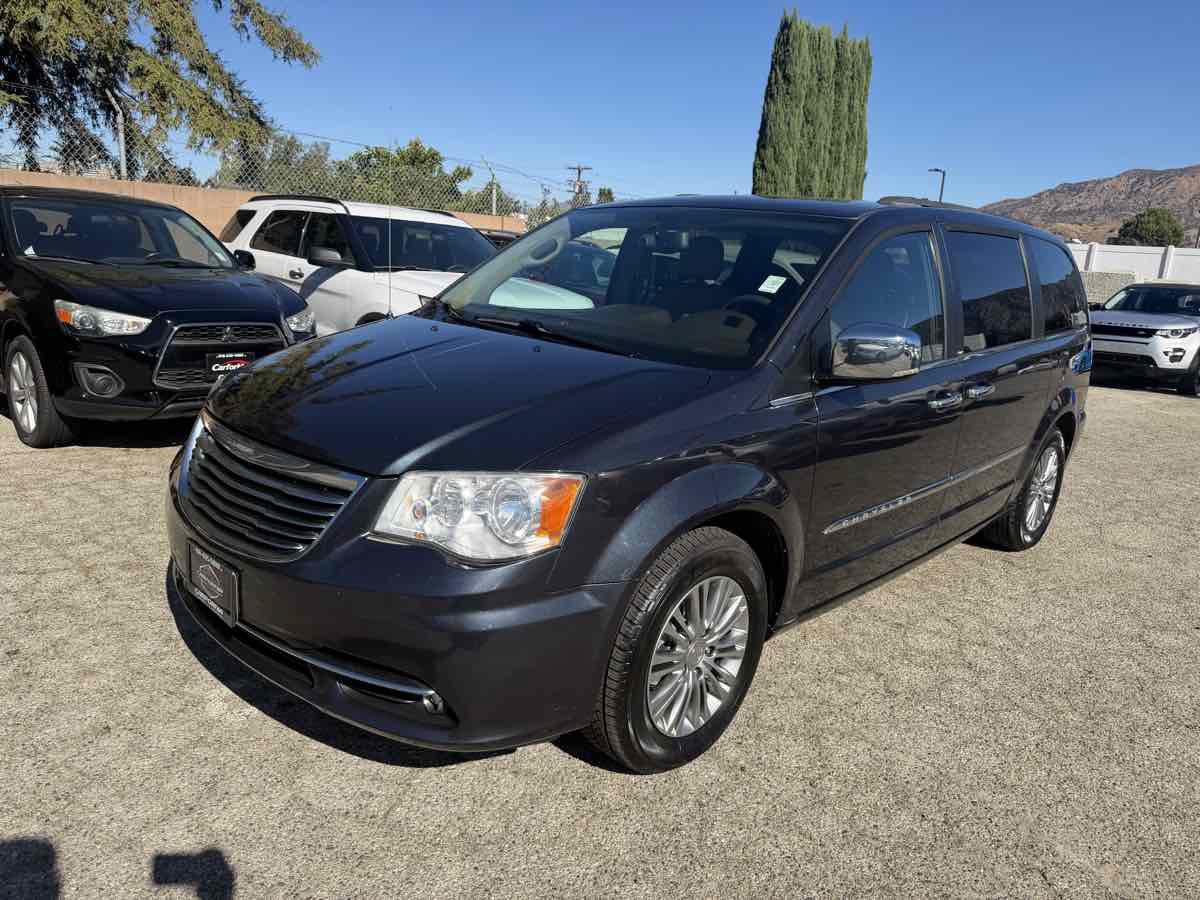 Used 2013 Chrysler Town & Country Touring-L w/ Driver Convenience Group FWD image 4