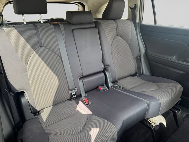 Used 2022 Toyota Highlander L FWD image 18