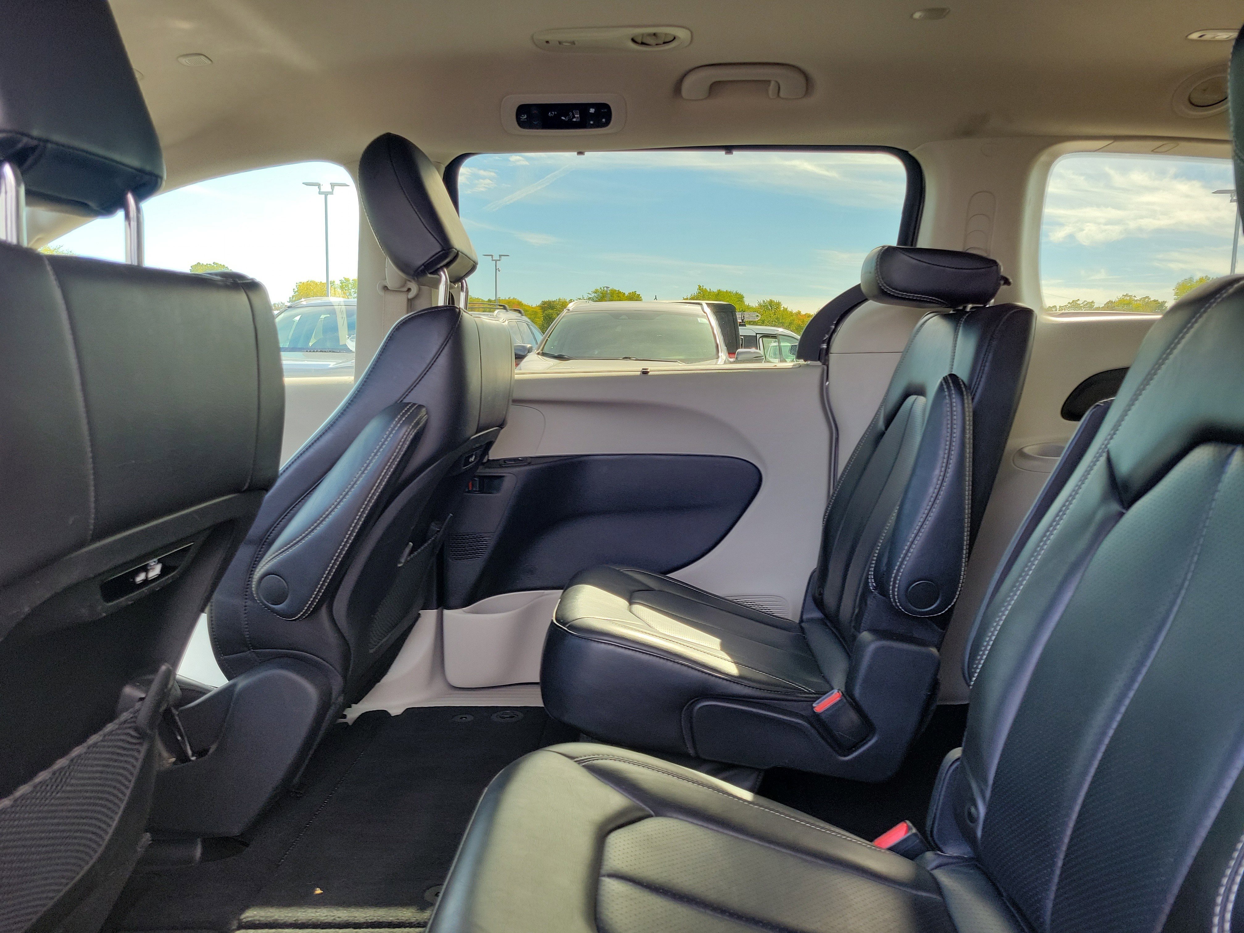 Used 2023 Chrysler Pacifica Touring-L image 11