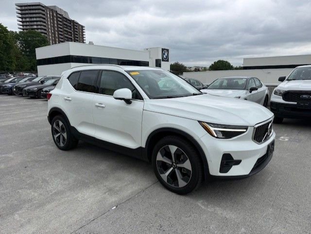 Used 2023 Volvo XC40 B5 Plus w/ Driver Assist Package AWD/4WD image 2