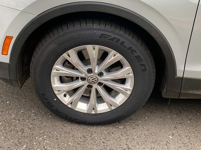 Used 2018 Volkswagen Tiguan SE w/ Panoramic Sunroof Package image 4