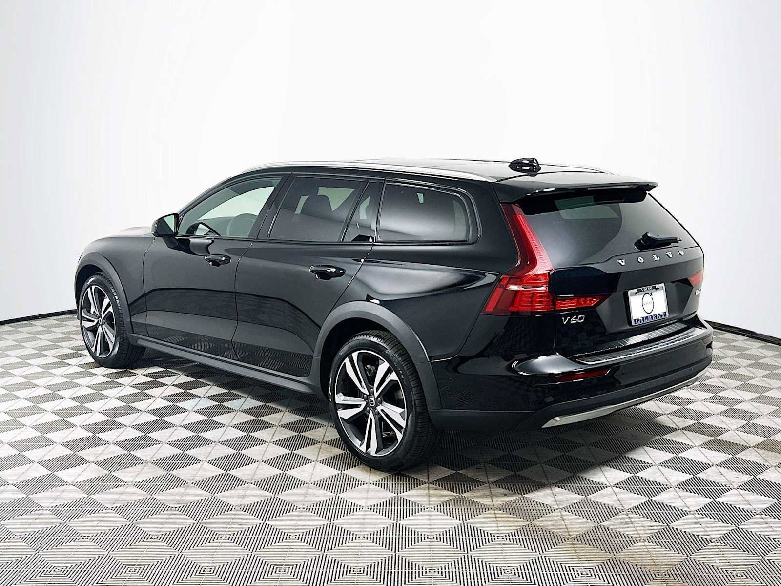 Certified 2025 Volvo V60 B5 Cross Country Plus w/ Protection Package Premier image 5