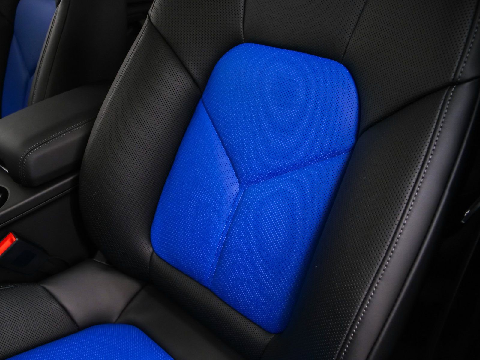 Certified 2025 Porsche Macan image 47