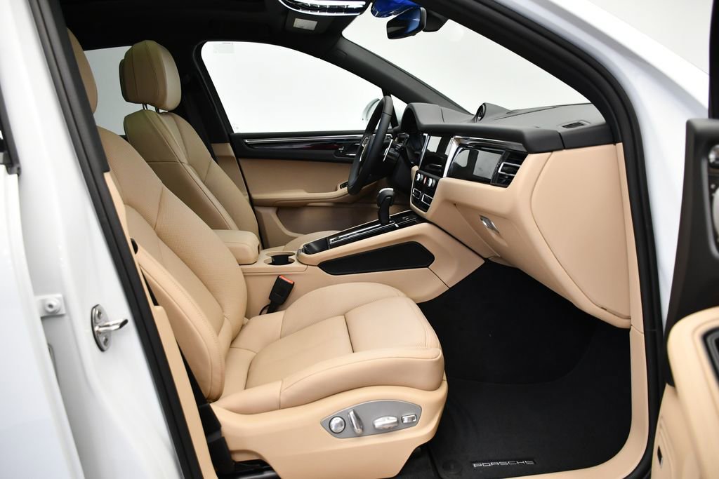 Certified 2025 Porsche Macan Turbo image 49