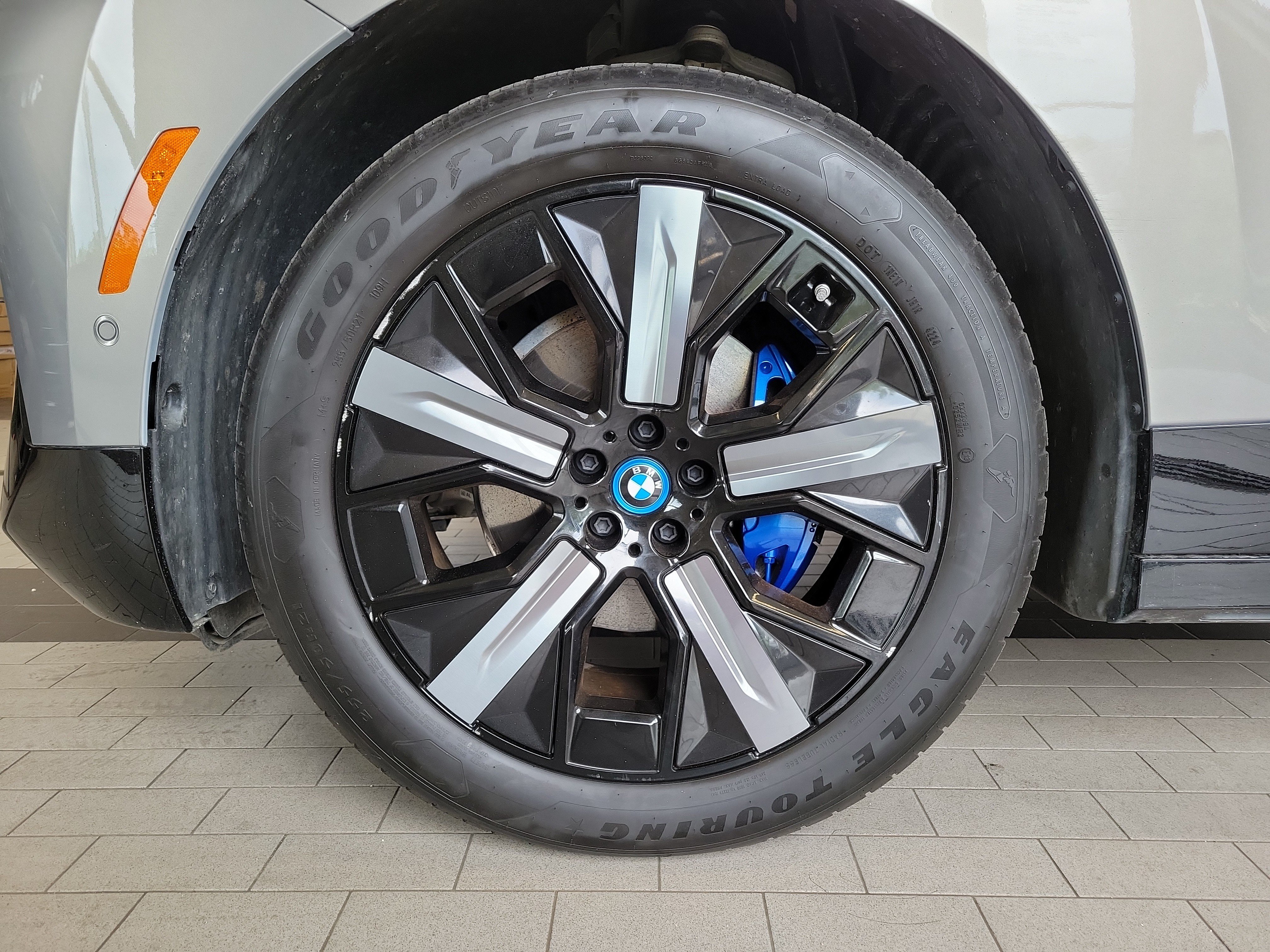 Used 2023 BMW iX xDrive50 w/ Sport Package AWD/4WD image 12