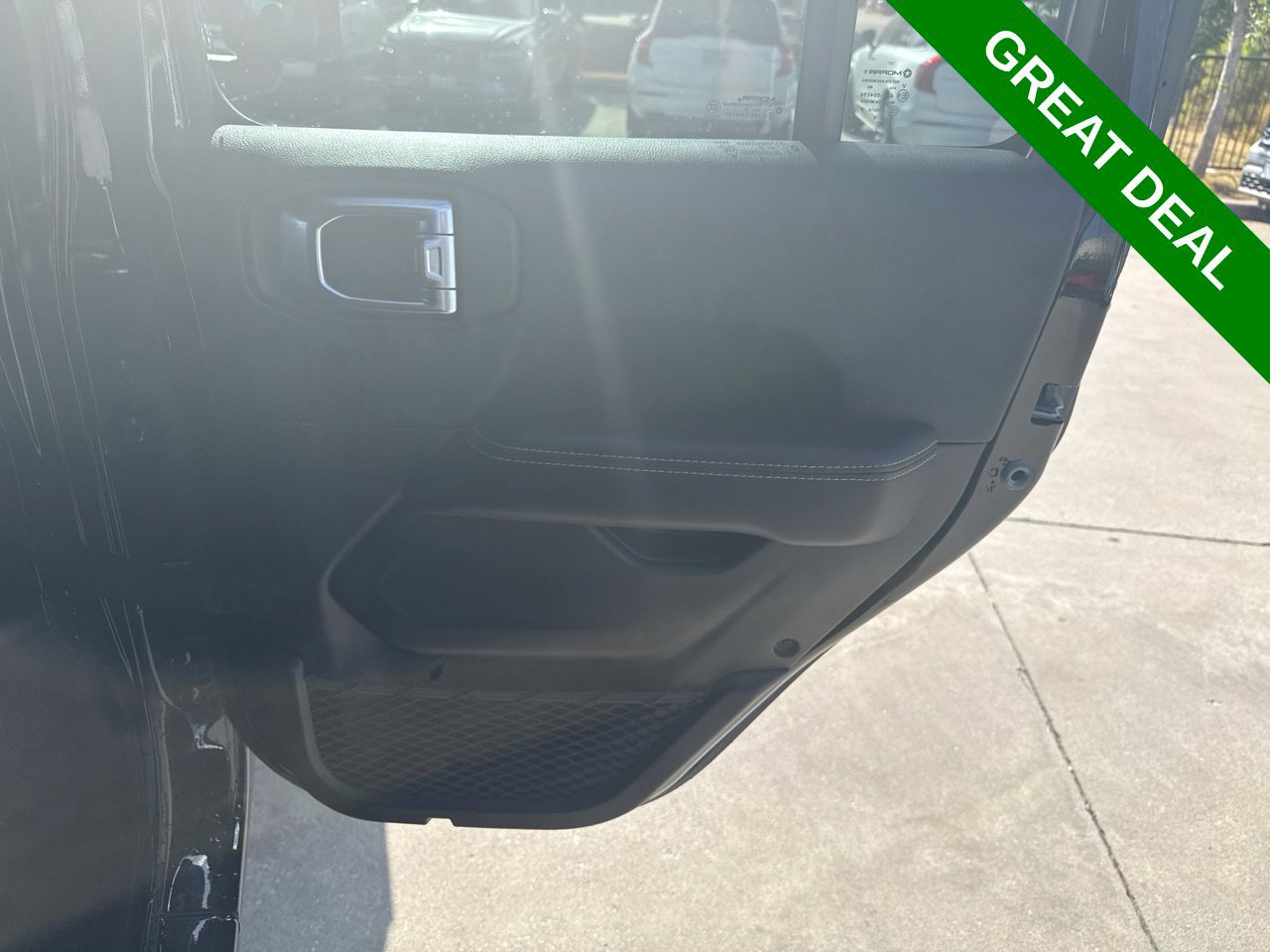 Used 2025 Jeep Wrangler Unlimited Sahara w/ Safety Group AWD/4WD image 13