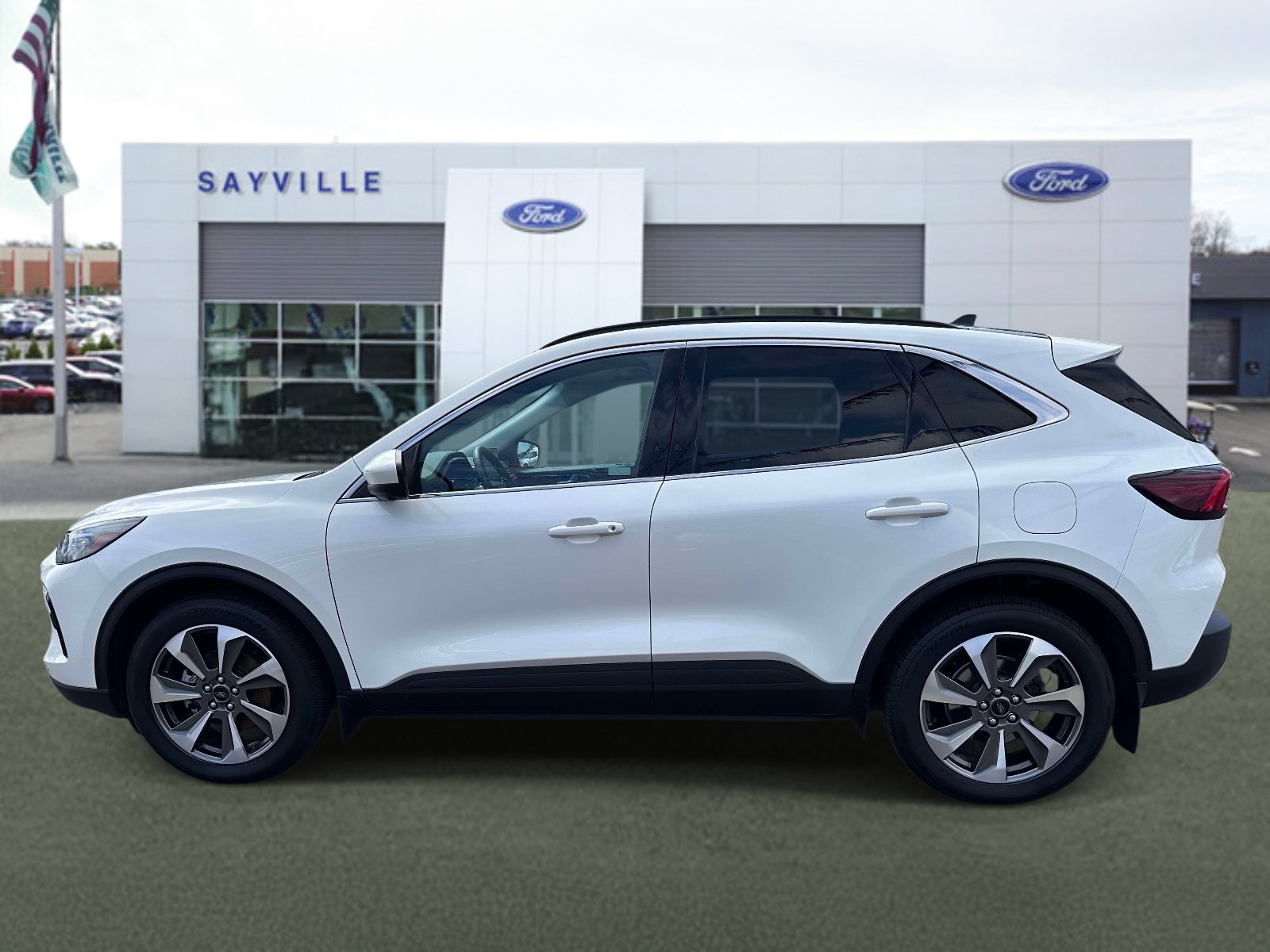 Used 2023 Ford Escape Platinum w/ Class II Trailer Tow Package AWD/4WD image 2