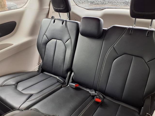 Used 2024 Chrysler Pacifica Touring-L FWD image 8