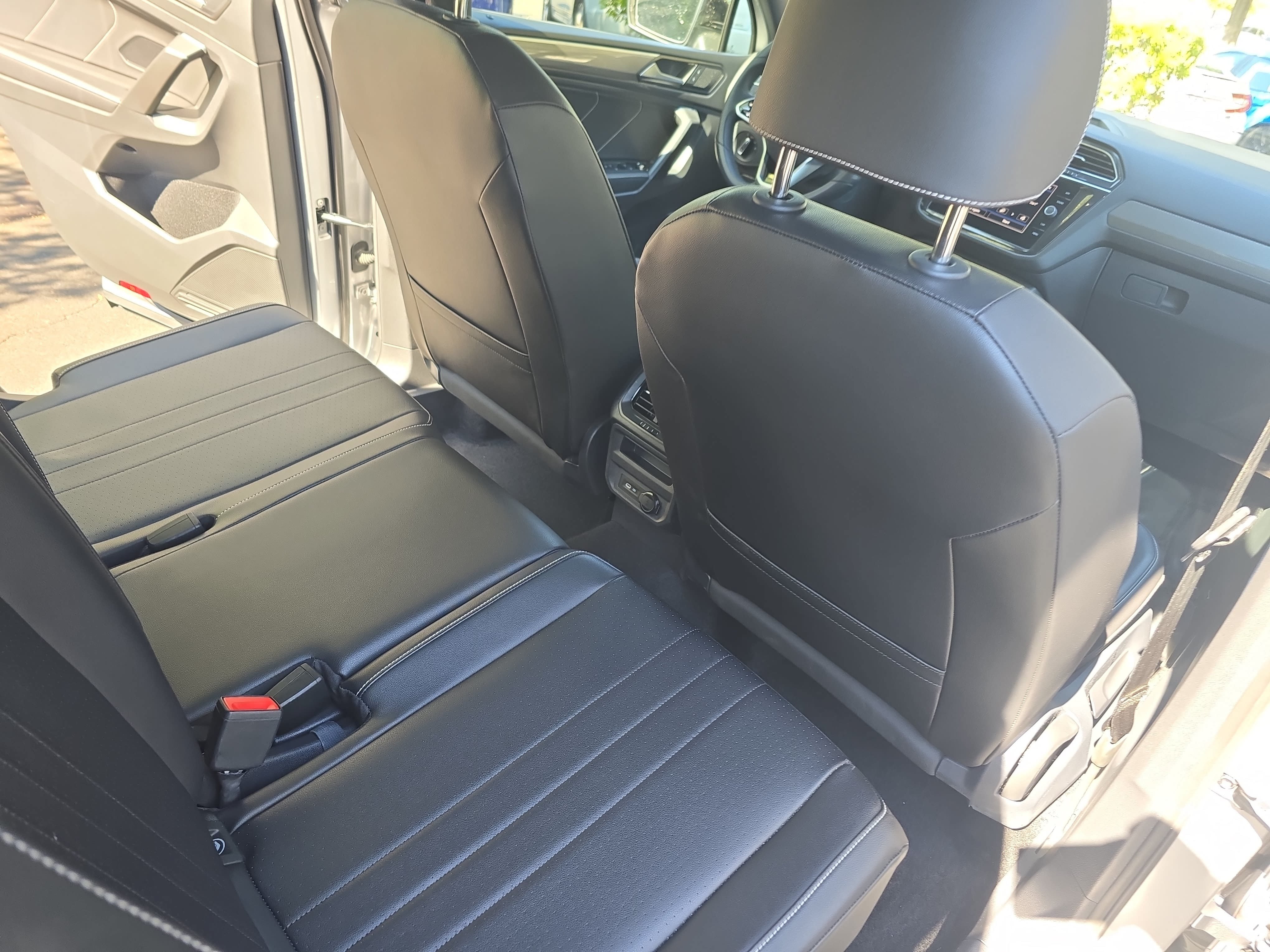 Certified 2022 Volkswagen Tiguan SE R-Line FWD image 11