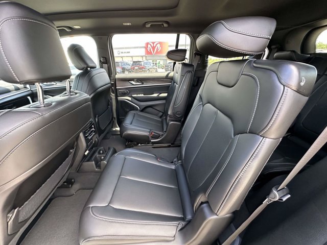 New 2026 Jeep Grand Cherokee L Limited w/ Luxury Tech Group II AWD/4WD image 27