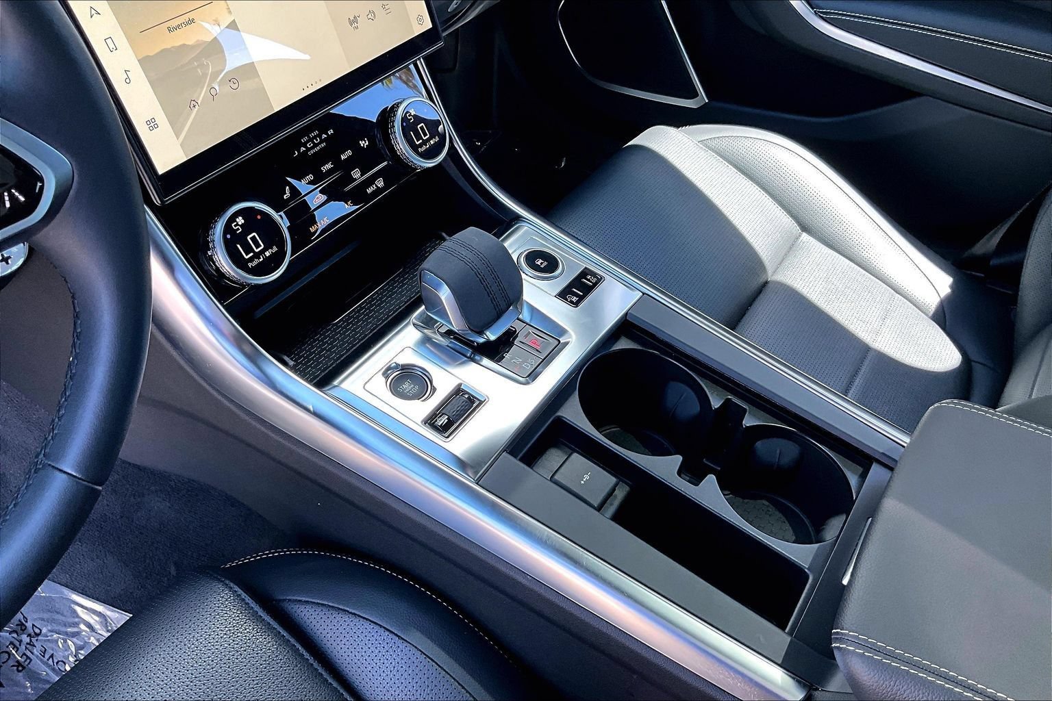 Used 2024 Jaguar XF R-Dynamic SE AWD/4WD image 16