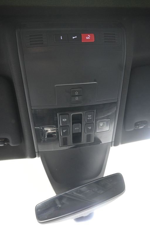 Used 2024 Volkswagen Tiguan SE R-Line image 36