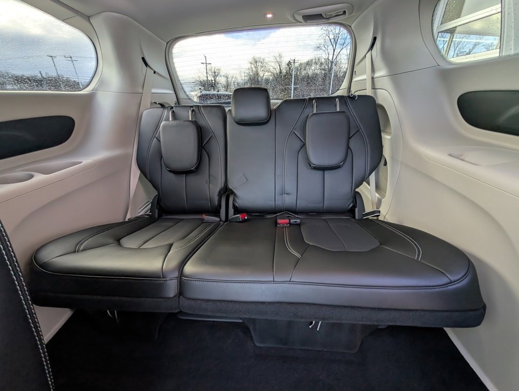 Used 2024 Chrysler Pacifica Touring-L w/ Road Tripper Package image 18