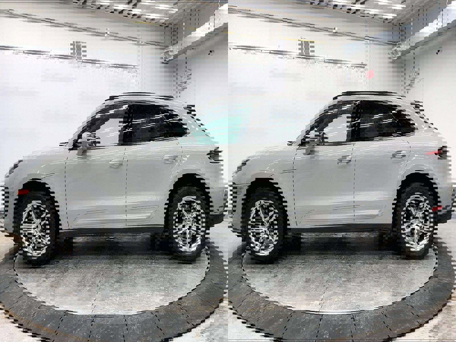 Certified 2025 Porsche Macan image 2