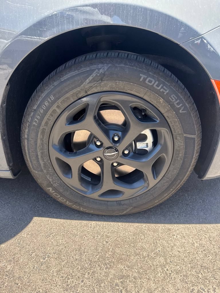 Used 2022 Chrysler Pacifica Touring-L w/ S Appearance Package FWD image 2