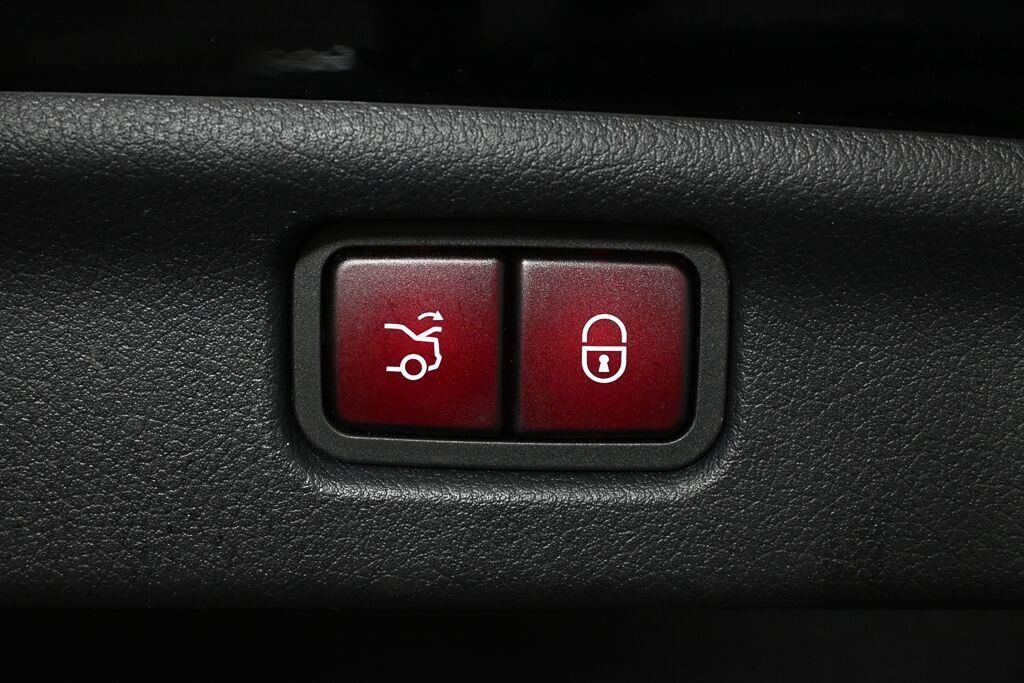 Used 2023 Mercedes-Benz C 300 Sedan image 29