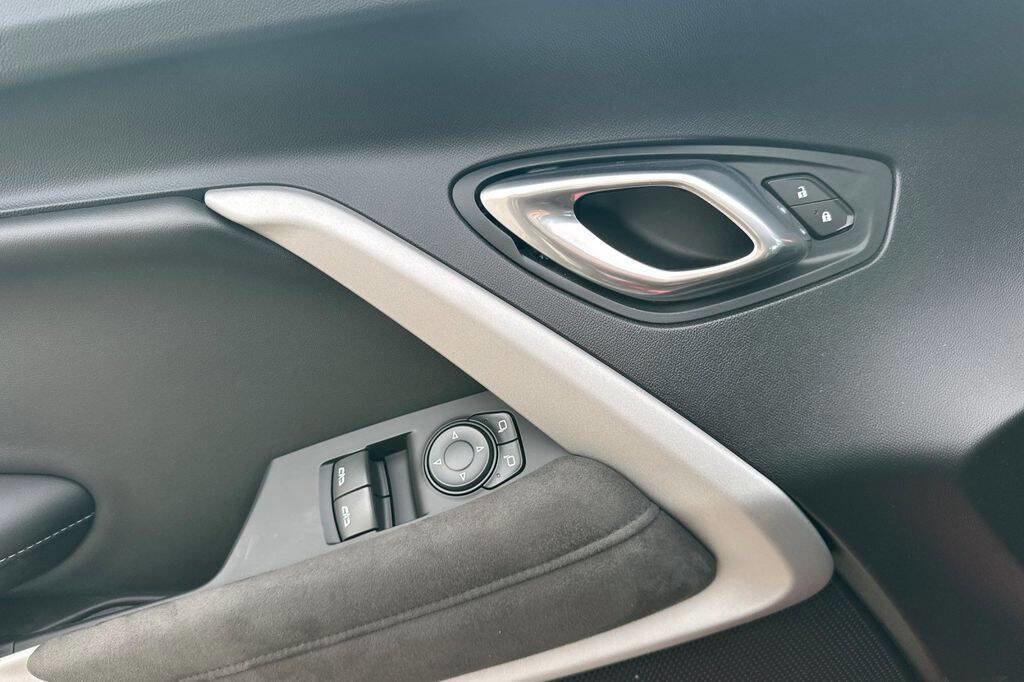 Used 2022 Chevrolet Camaro SS w/ Design Package 3 image 11