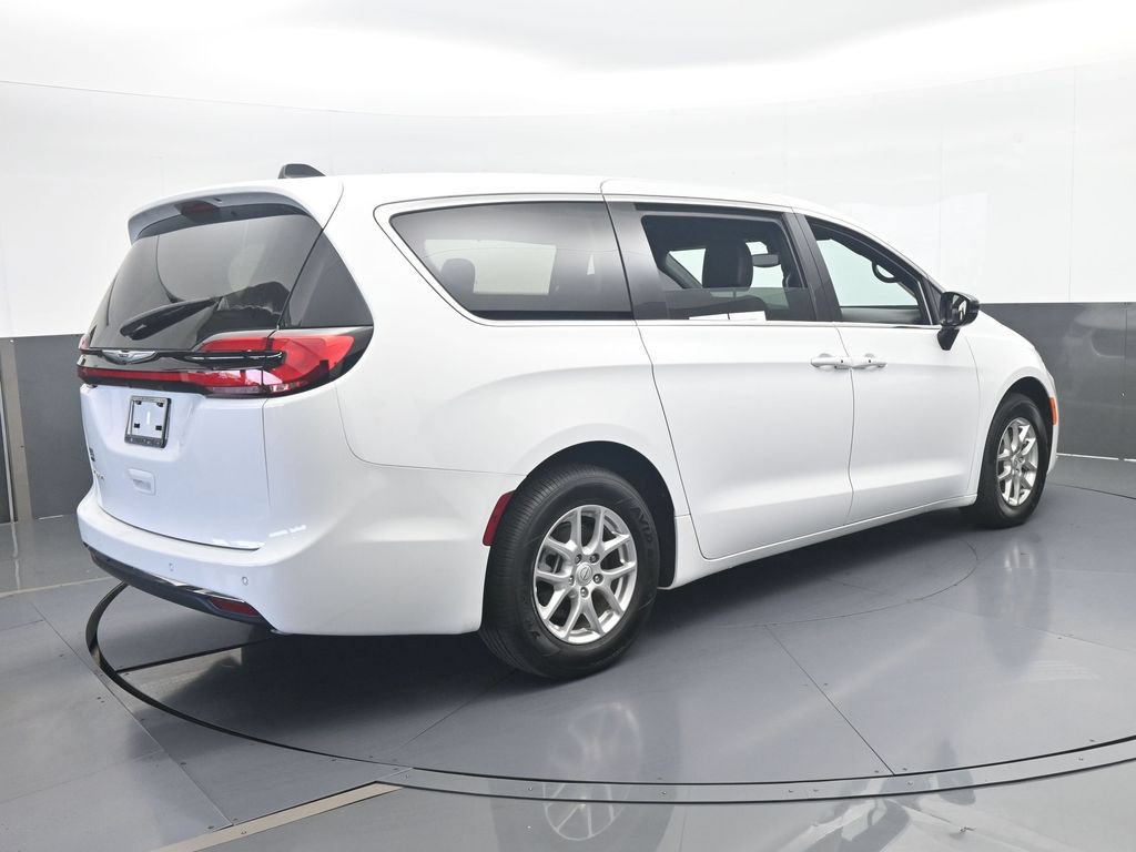 Used 2025 Chrysler Pacifica Select FWD image 6