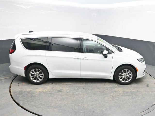 Used 2023 Chrysler Pacifica Touring-L image 26