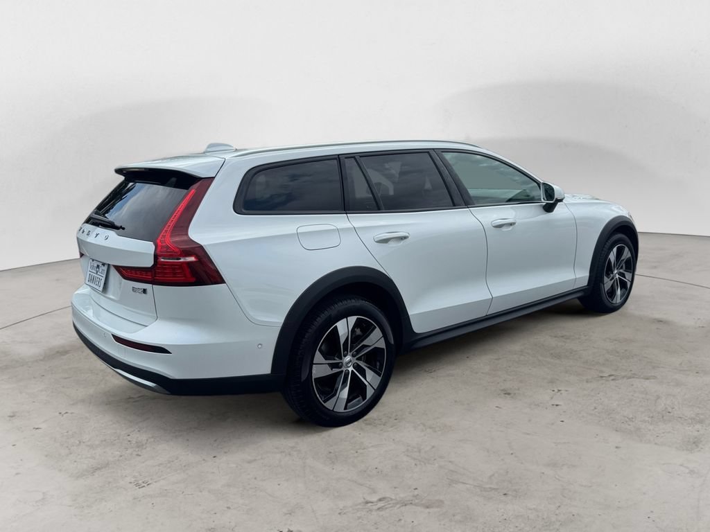 Certified 2025 Volvo V60 B5 Cross Country Plus AWD/4WD image 7