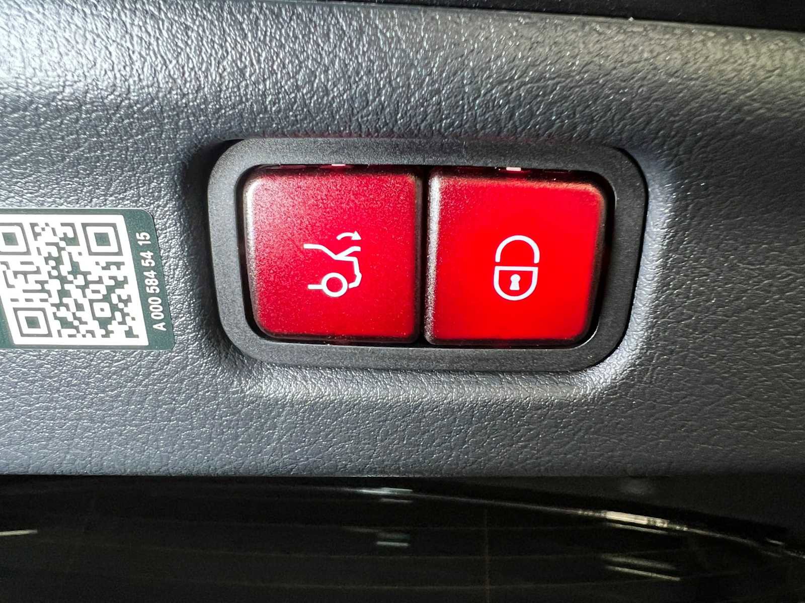 Used 2025 Mercedes-Benz C 300 4MATIC Sedan image 17