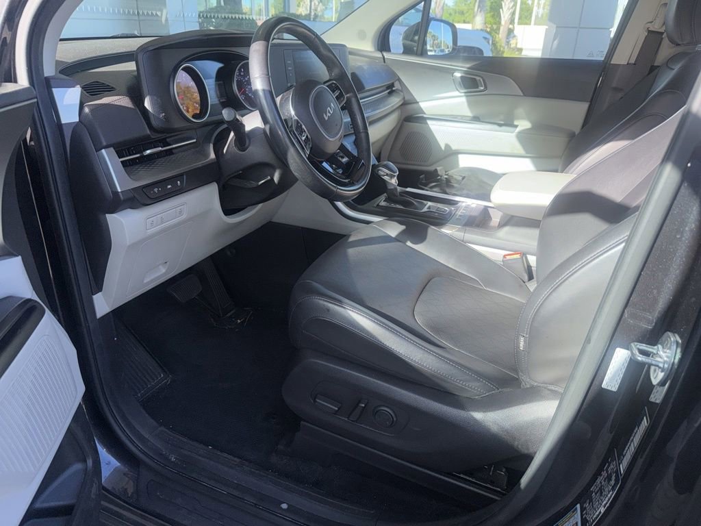 Used 2023 Kia Carnival LX FWD image 5