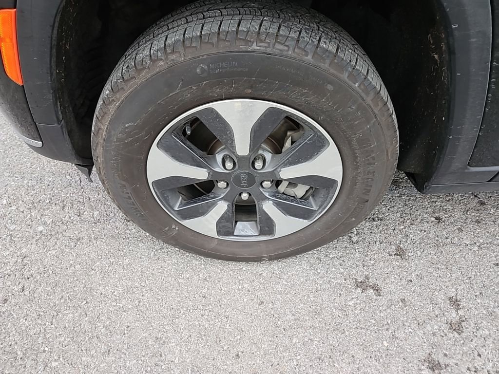 Used 2023 Jeep Grand Cherokee L Laredo image 13