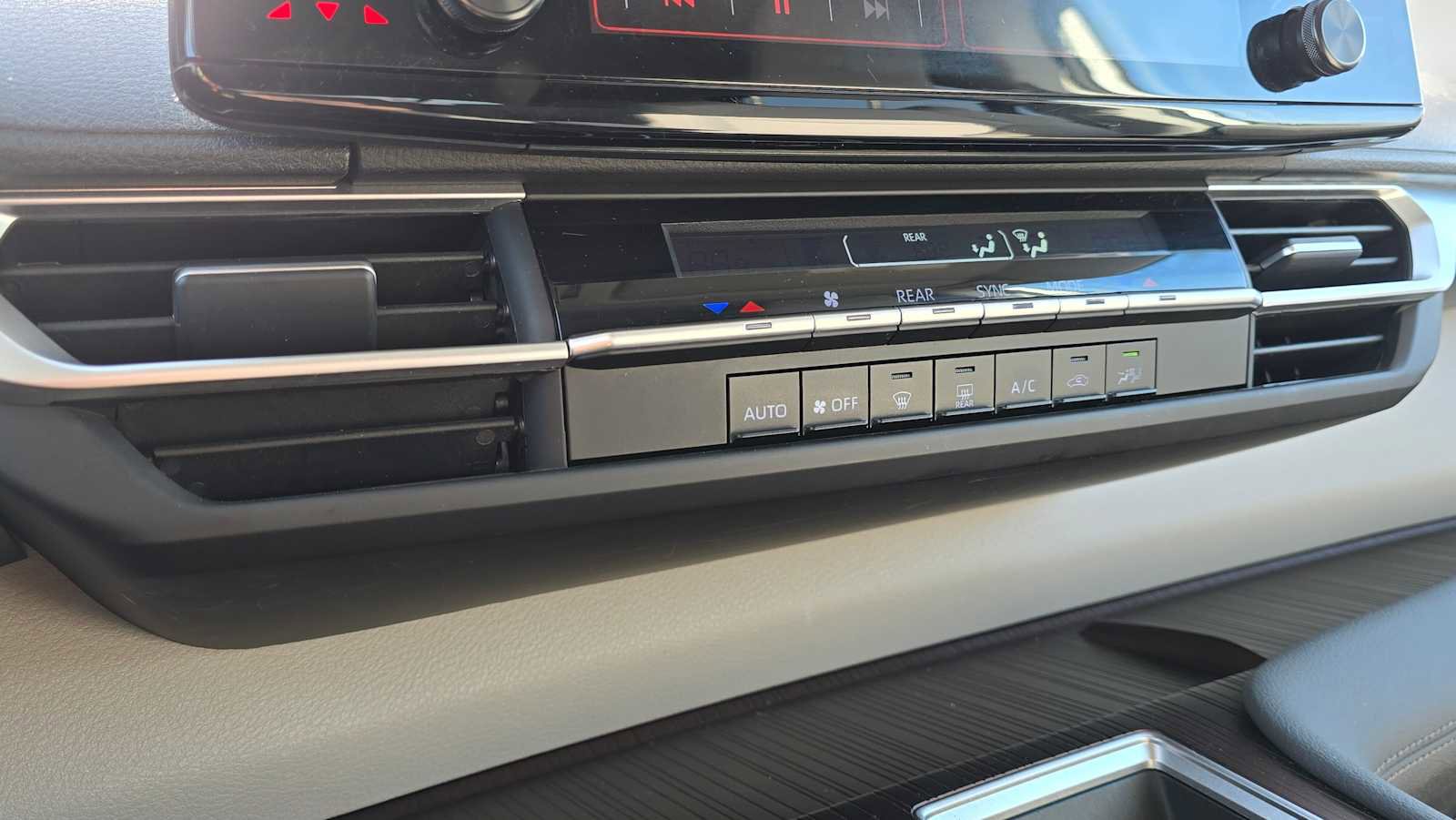 Used 2024 Toyota Sienna LE image 34