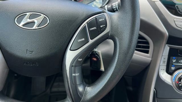 Used 2013 Hyundai Elantra image 24