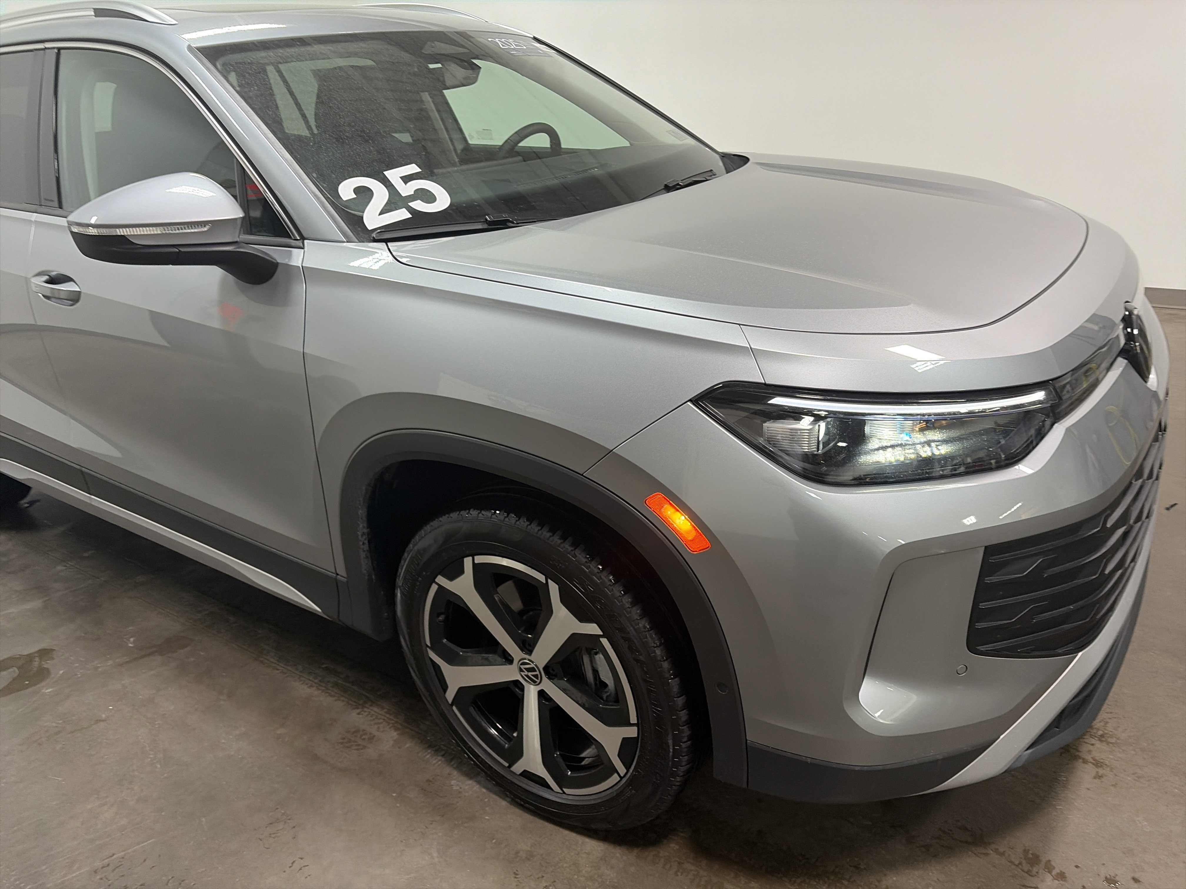 Certified 2025 Volkswagen Tiguan SE image 36